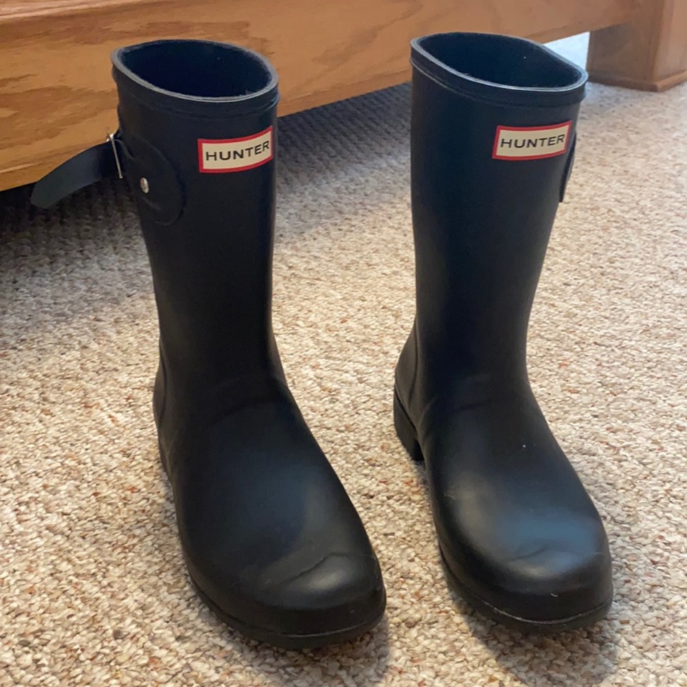 gently used Hunter rain boots size 9